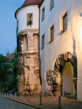 Die römische Stadtmauer der Stadt Regensburg in der heutigen Altstadt.