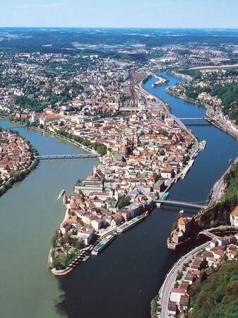 Eine Vogelperspektive auf Passau, wo der Inn und die Donau zusammentreffen.