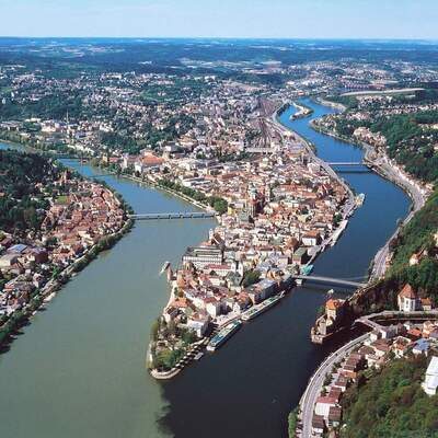Eine Vogelperspektive auf Passau, wo der Inn und die Donau zusammentreffen.